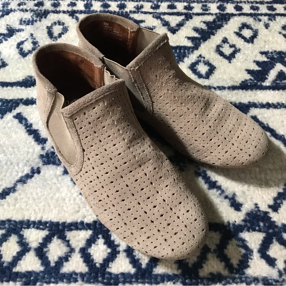 Cobb Hill by New Balance Tan Booties Size 8M